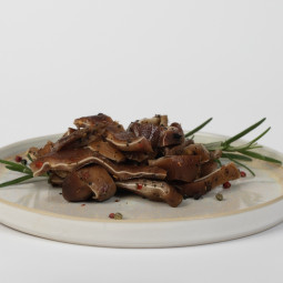 K/r kiaulių ausys su čili paprika ir baziliku vakuume