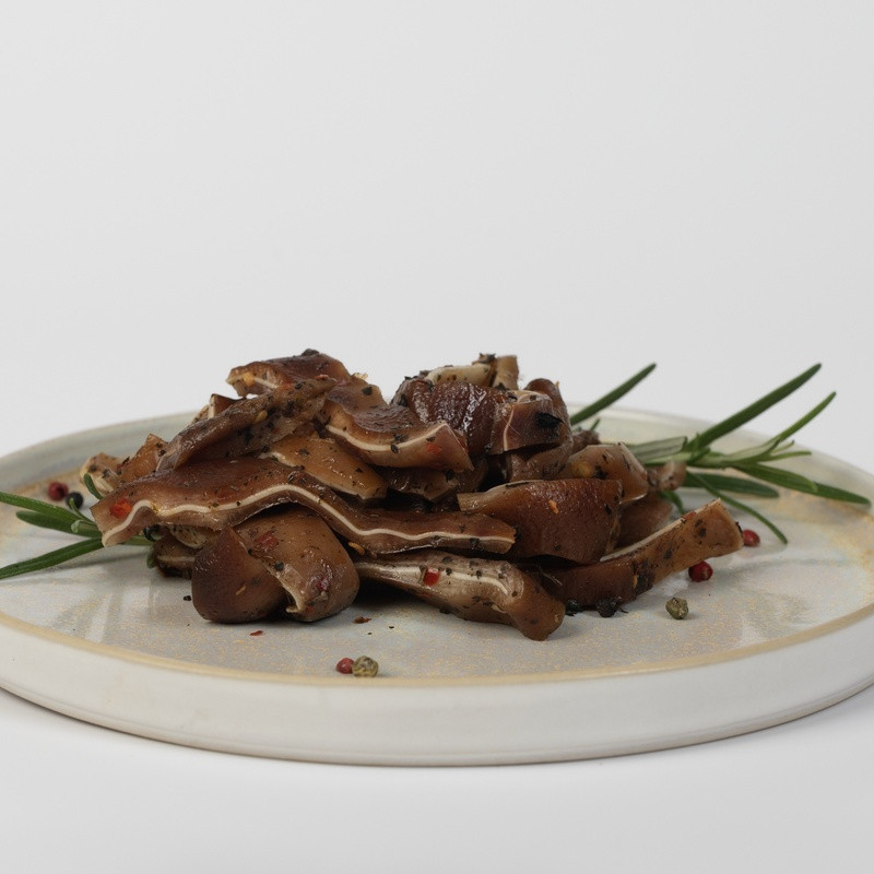 K/r kiaulių ausys su čili paprika ir baziliku vakuume